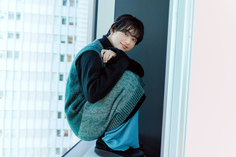 カメラマンの要求に応じて不安定な場所で何気ないポーズを決めるのはさすが