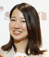 簑田 咲さんサイバーエージェント株式会社 インターネット広告事業本部　第二本部局長2013年、サイバーエージェント新卒入社。1年目より、インターネット広告事業本部にてリスティング広告を専門的に扱う営業部署に従事。2年目で女性最年少マネージャー、5年目より営業局長として10～15名のマネジメントを担当。 また、20代の若手社員活性化組織「YMCA」の幹部や、女性横断組織「CAramel」の一員として組織全体の活性化にも携わるなど、事業と組織の両軸で全社に貢献している。