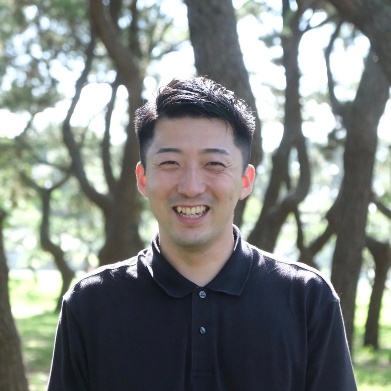 複雑な家庭環境で育ち、つらい中学生時代を過ごしていた