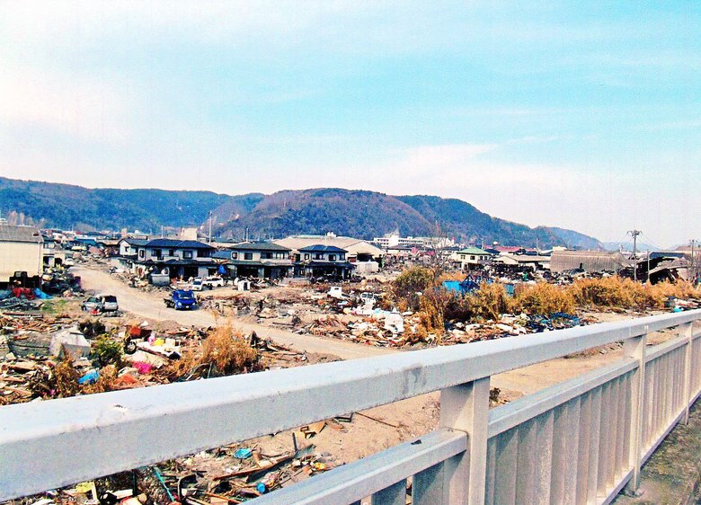 震災直後、石巻市内にある日和大橋（ひよりおおはし）から見た川口町の眺望