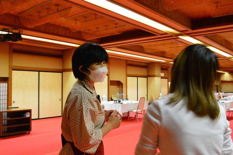 おてつたびスタッフに説明する松原さん（左）