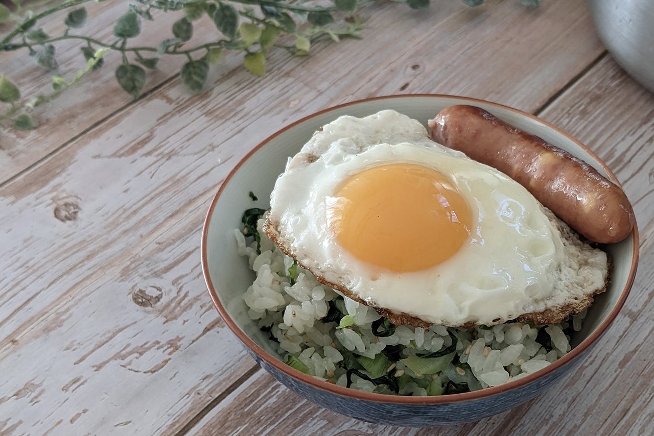 「秘密の給食菜めし」の目玉焼きのせ。とろ〜り半熟卵との相性が抜群!