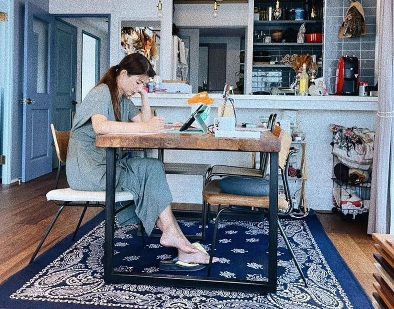 おしゃれな自宅で勉強するスザンヌさん(本人のインスタグラムより)