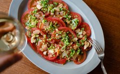 夏の水分補給は、薄切りトマトのパクチーサラダ