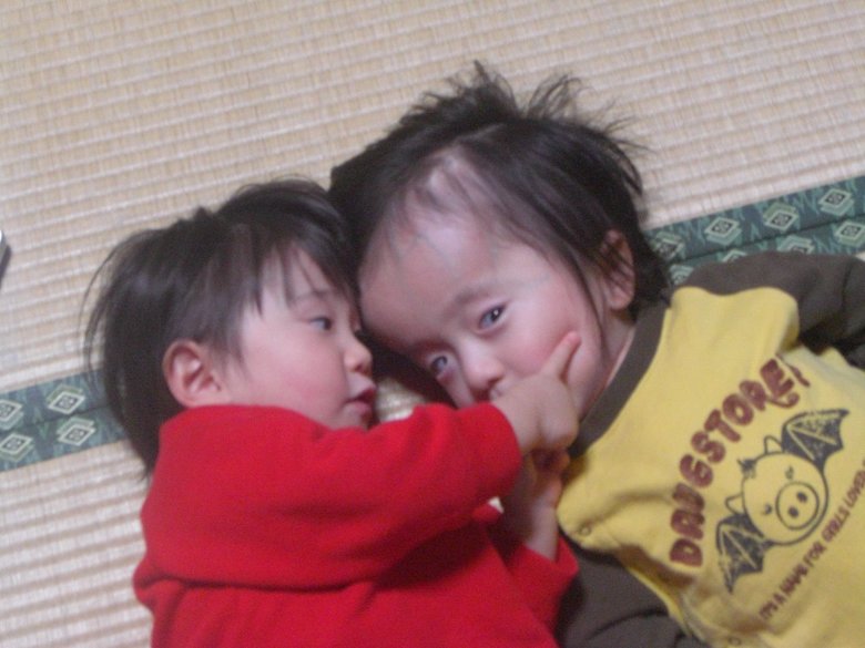 幼少期のきょうだいショット。「けんかはしても、お互いへの思いやりがうれしい」と母・伴子さん
