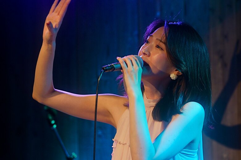 歌手としても活動