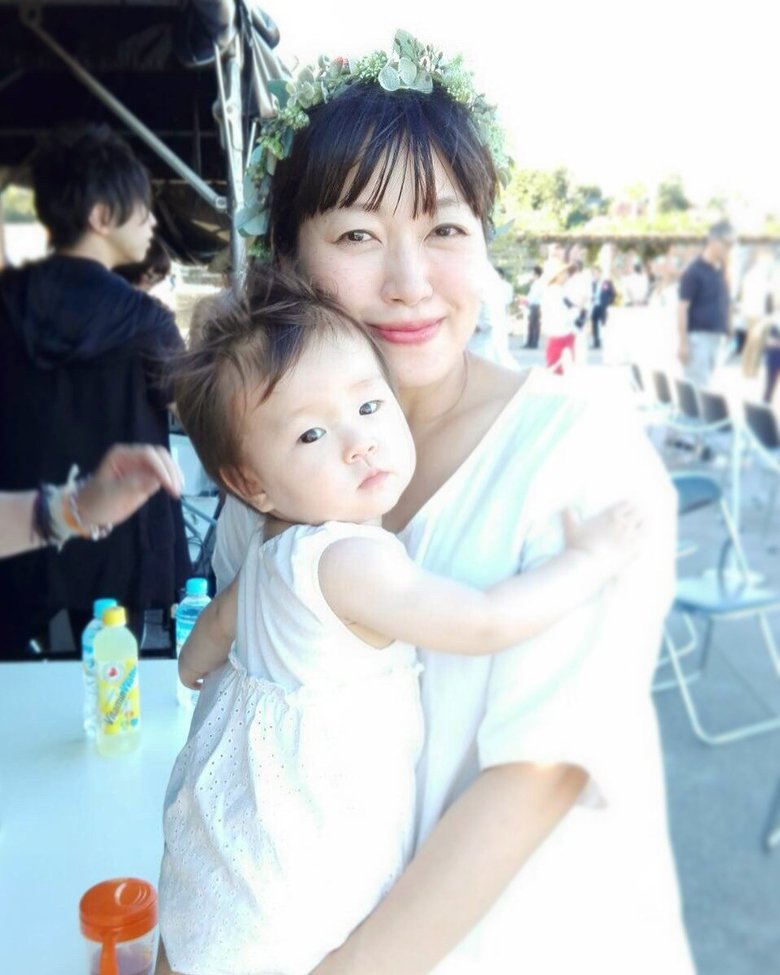 長女の「なまこちゃん」を愛おしそうに抱く坂本美雨さん。まなざしがそっくり
