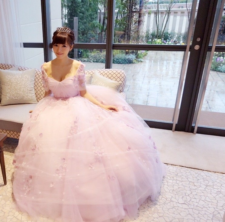 結婚式では桜をイメージしたウエディングドレスをセレクト