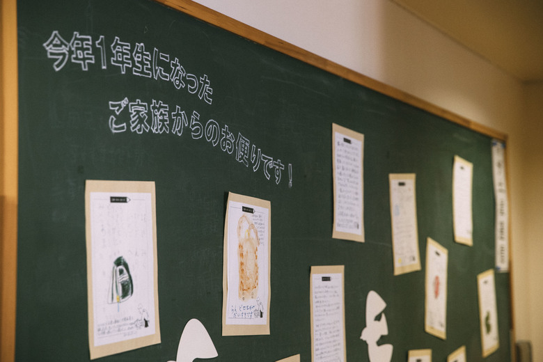 ▲工房の玄関に貼り出されている、ランドセルを購入した家族からのお便り。
