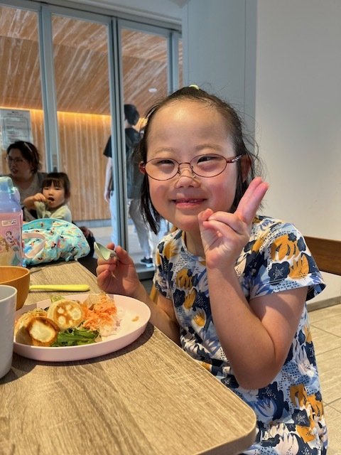 この日のメニューは『肉汁餃子 餃包』さんより定期的にご提供いただいているモッチモチの餃子