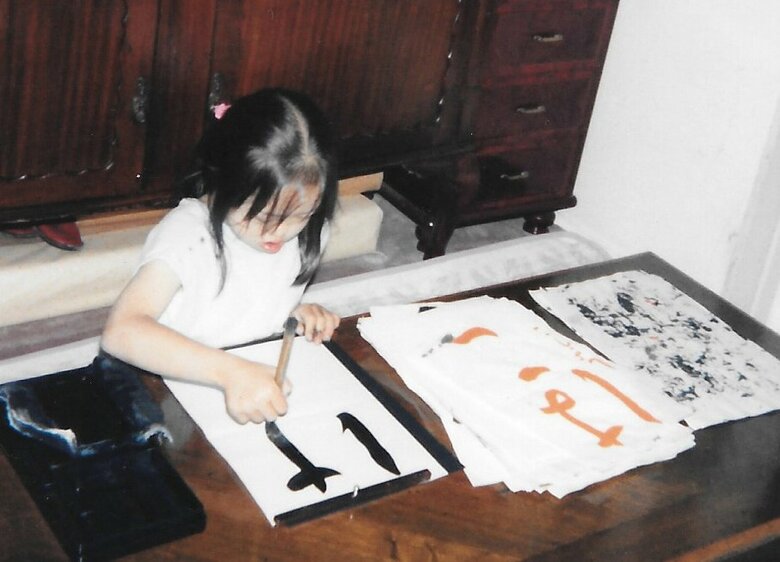 小学生のころ、書道のお稽古中 