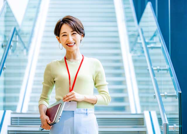 仕事をする女性