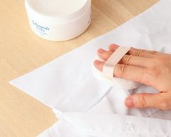 洗濯がグンとラクに♪ 白シャツの黒ズミはベビーパウダーで防ぐ！