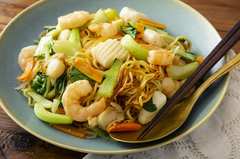 市販の麺で!!海鮮焼きそばのレシピ「麺は押しつけてカリッと焼くのが正解」