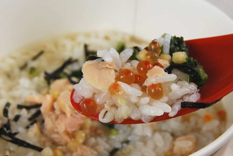 ナチュラルローソンの人気商品「いくらと焼鮭のだし茶漬け」の食レポ画像