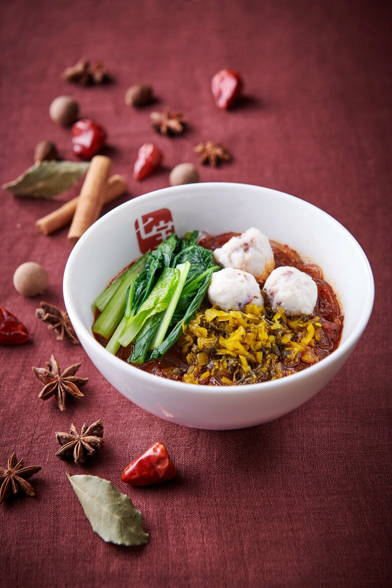 春雨がベースで野菜たっぷりの薬膳スープ料理。美容健康・医食同源をコンセプトとする