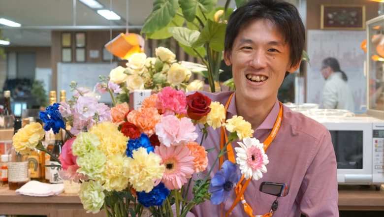  「MA」から生まれた制度「花一輪」では、社員の誕生日に全社員が一輪ずつ花を贈り、誕生日を祝っている。