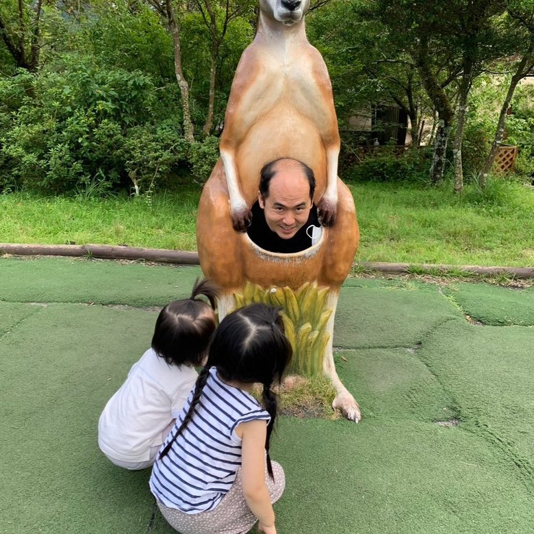カンガルーの遊具に入って子どもを笑わせようとする斎藤さん