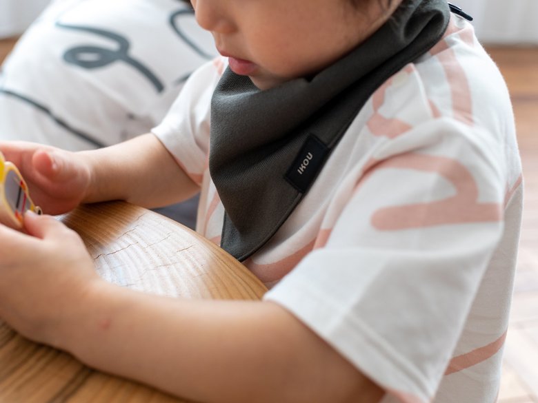 シンプルなデザインと乾きやすい素材の力で、幅広い年齢の子どもが使いやすいIKOUのスタイ