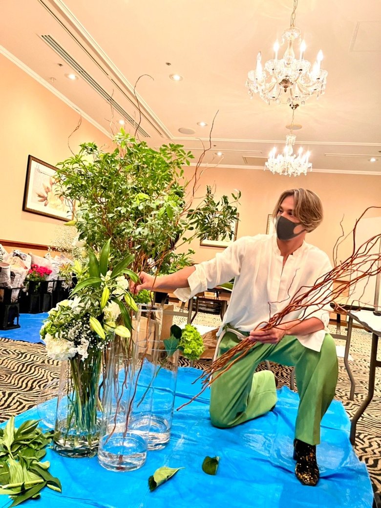 お花一輪で、誰かを笑顔にできたらと語る當間ローズさん。