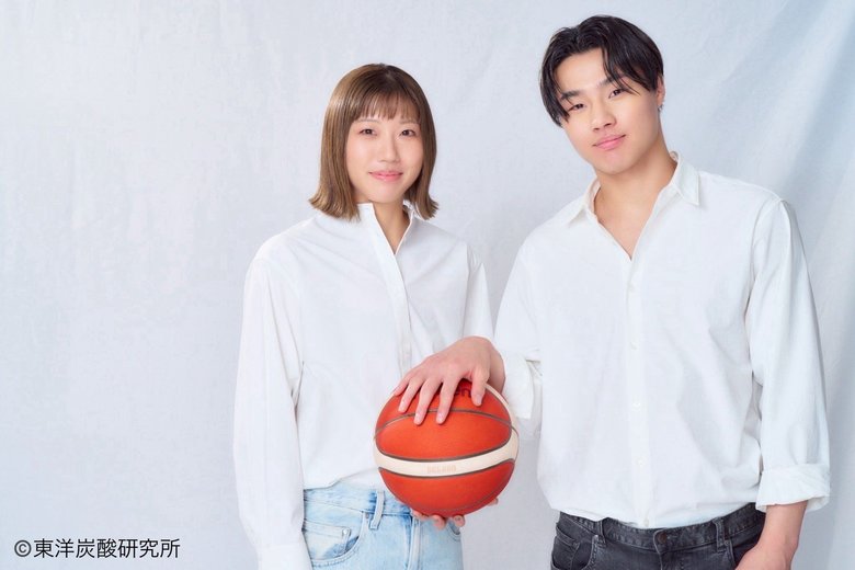 姉の聡菜さん（左）も富士通レッドウェーブに所属する現役のバスケットボール選手