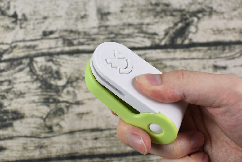 続いて海苔を2枚挟んで実証します。先ほどよりも多少力が必要ですが、2枚でも問題なくパンチできました。一回のパンチで2つのニコニコ海苔が完成してとっても時短に。