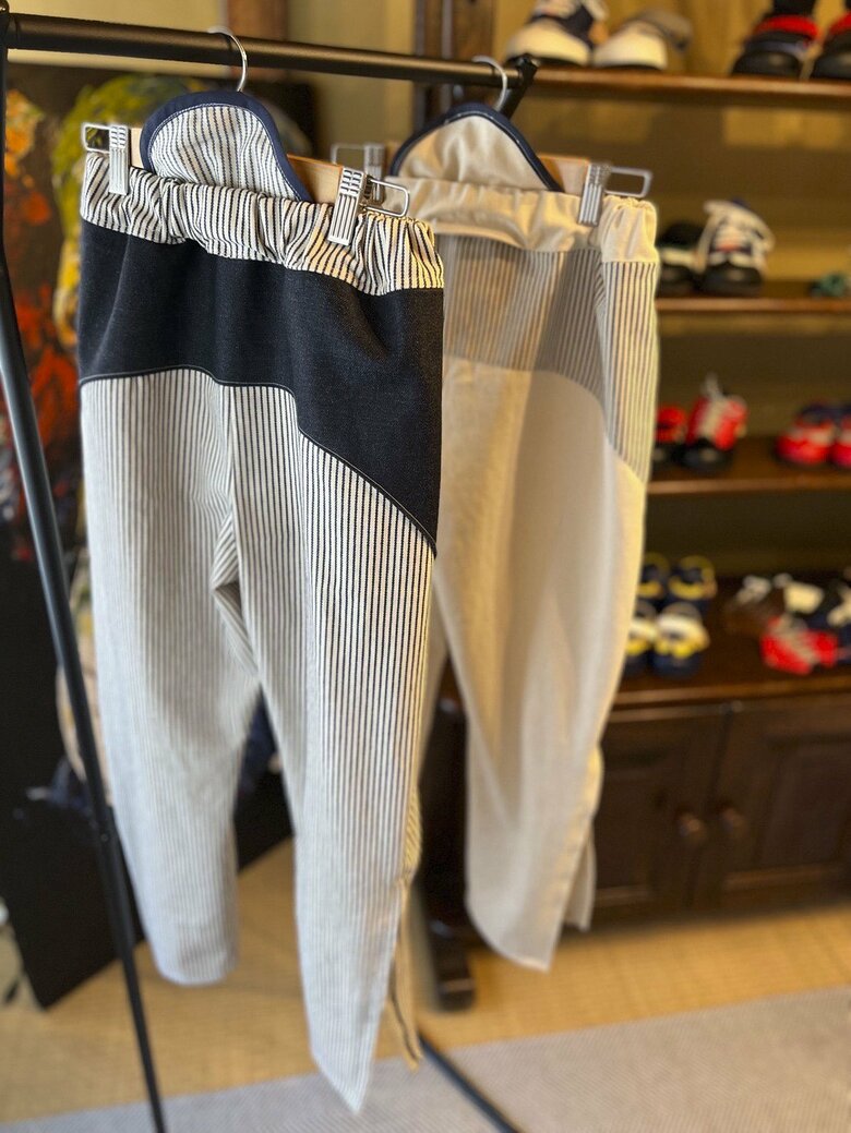 すそがあきやすく、補装具をつけたまま楽に着脱できる。支えるための安全ベルトもついている