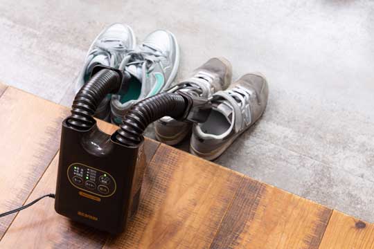 ▲玄関の段差が低いので、本体のスタンドを立てて乾かすことに。スタンドを立てずに本体を寝かせたままで使うこともできる。