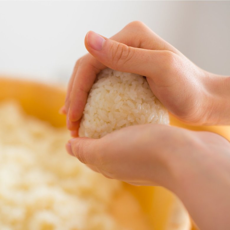 ライター：楠　ゆず
娘と夫、茶トラの猫の3人＋1匹で暮らすフリーライター。思い切ってマンションを購入し、ローンパラダイスへ突入中。幼児教育にハマってしまい、興味をもった教材は手に入れないと気が済まない。おかげで家には教材の山が…。断捨離欲と収集欲の葛藤に悩む日々です。