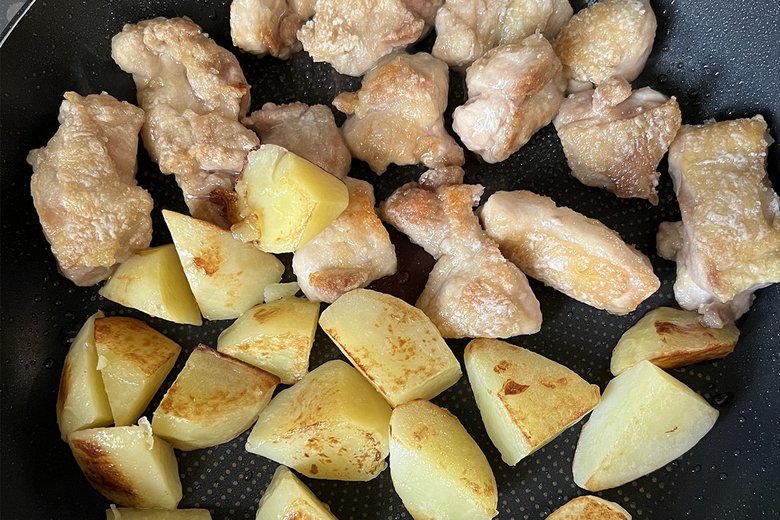 【作り方4】鶏肉に8割ほど火が通ったらじゃがいもを加えてカリッとするまで焼く
