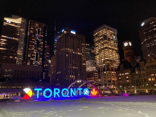 トロント市庁舎前の広場の観光名所「TORONTO」のモニュメント