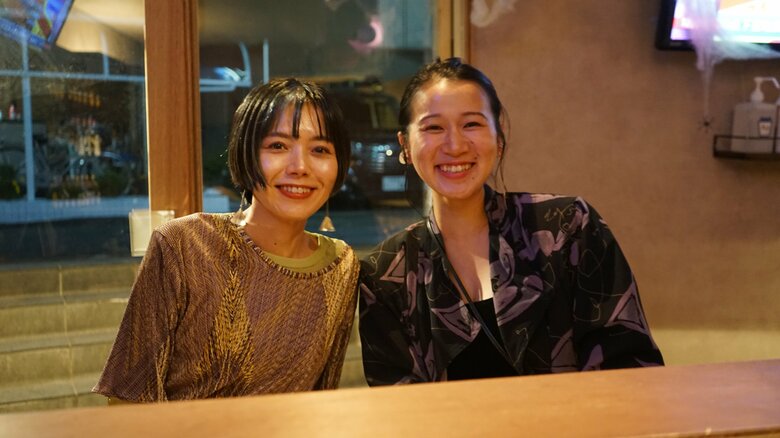 「裏水中」にはさまざまな人をゲストに呼ぶ。ゲストのデザイナー・ステレオテニスさん（左）と