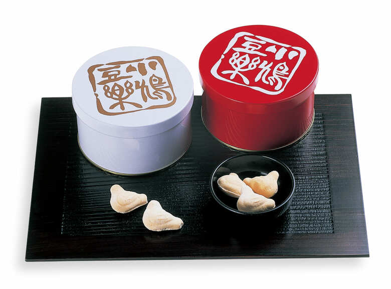 「マメに楽しくお過ごしいただく様に」との願いがこめられた「小鳩豆楽」（白缶・赤缶各648円）