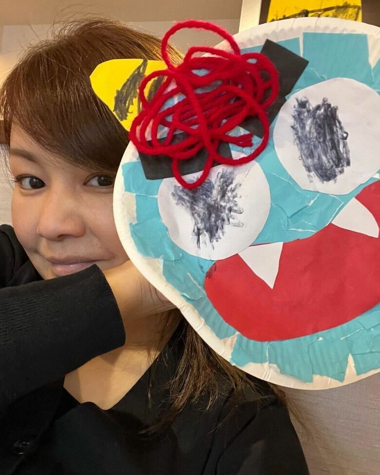 お子さんの作った鬼のお面を被る中澤裕子さん（中澤さんのInstagram）