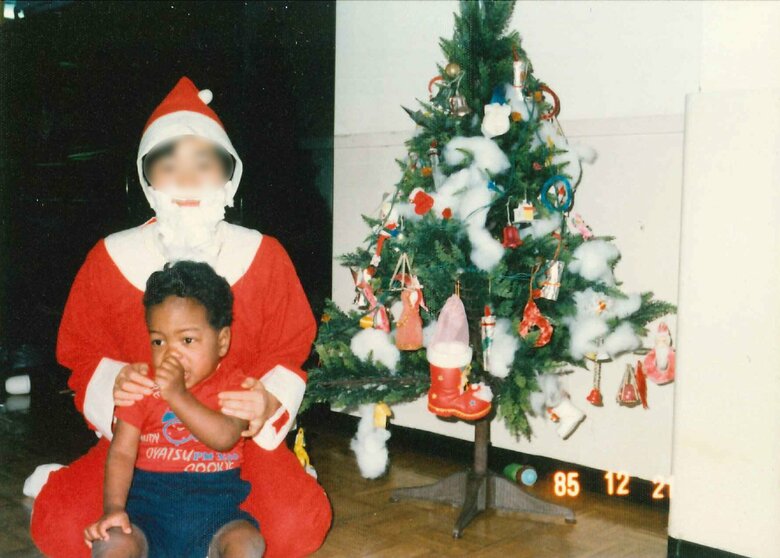 サンタに扮した保育士さんと副島淳さん