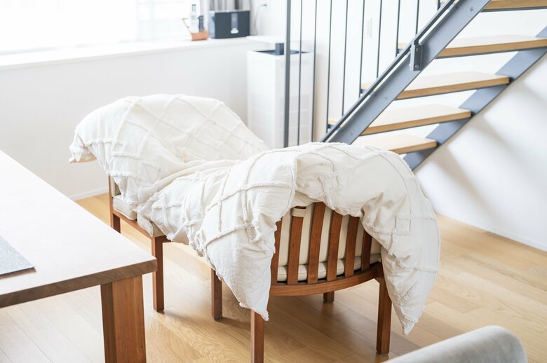 布団を外で干せない場合、掛け布団を椅子にかけて部屋を乾燥させるだけでもカビ予防になる