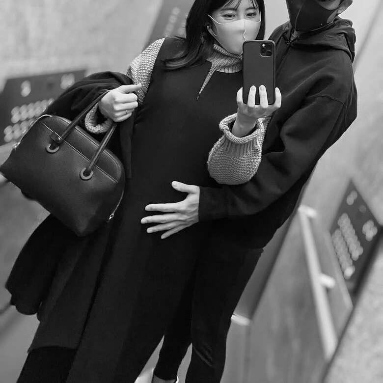 第1子妊娠中の福田さんを支える夫と