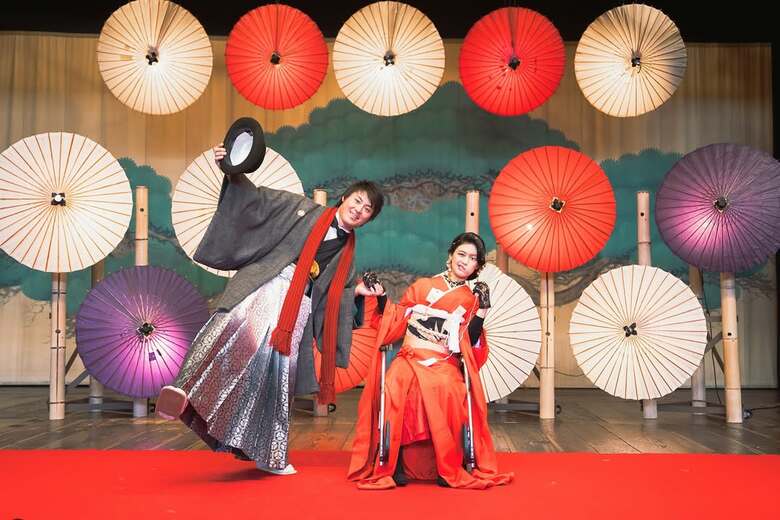 夫婦で結婚記念に写真を撮って