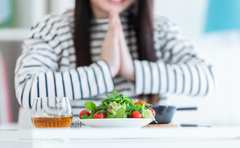 ひとりのときの「いただきます」は寂しさを助長するのか