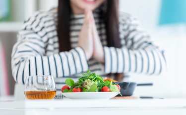 ひとりのときの「いただきます」は寂しさを助長するのか