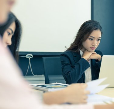 女の武器を使っていると会社で陰口を叩かれます…それって男も一緒じゃない？