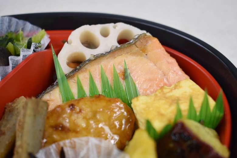 ナチュラルローソンの人気お弁当「十六穀ごはんといろいろおかずの幕の内」の実食画像