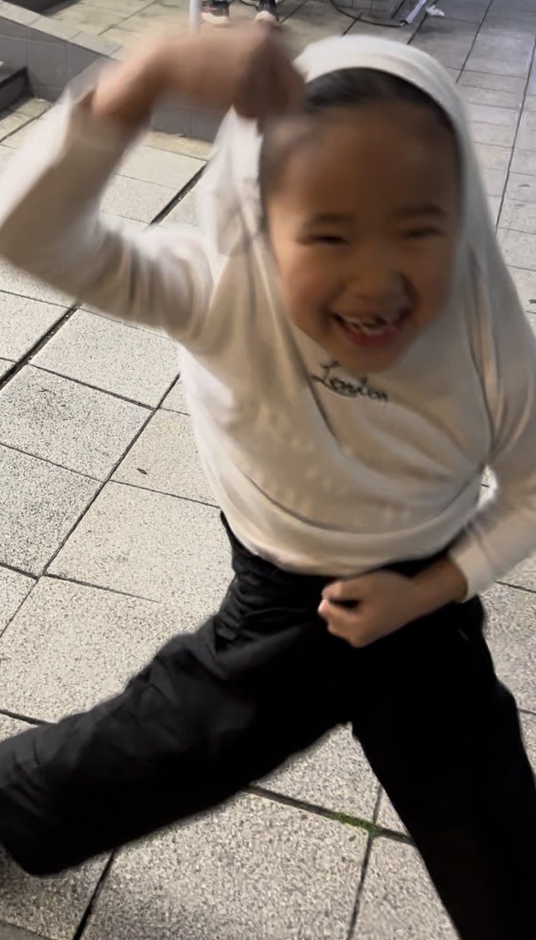おちゃめなポーズをとる娘さん