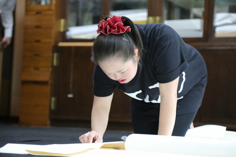 2020年、揮蒙（きごう）準備で道具を確認する翔子さん