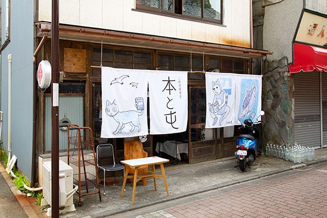 「本と屯」はアタシ社の蔵書室。二人が集めた書籍や寄贈された書籍など、約5000冊の本を手に取ることができる