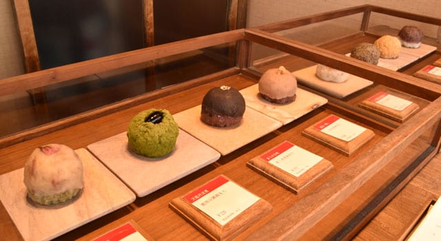 店頭に並ぶおはぎ。開店した瞬間に行列ができる人気ぶりだ