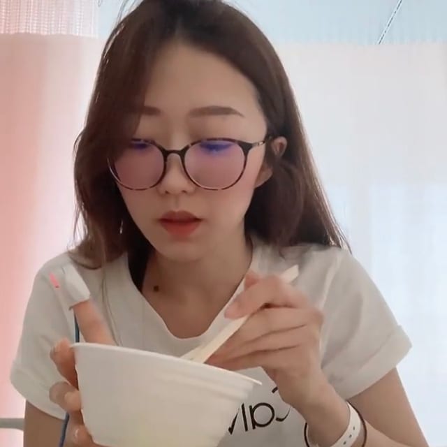 入院中、病室で食事するCRAZY COCOさん