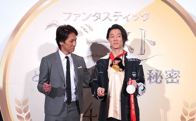 小林選手の首掛けリボンを直す優しい師匠