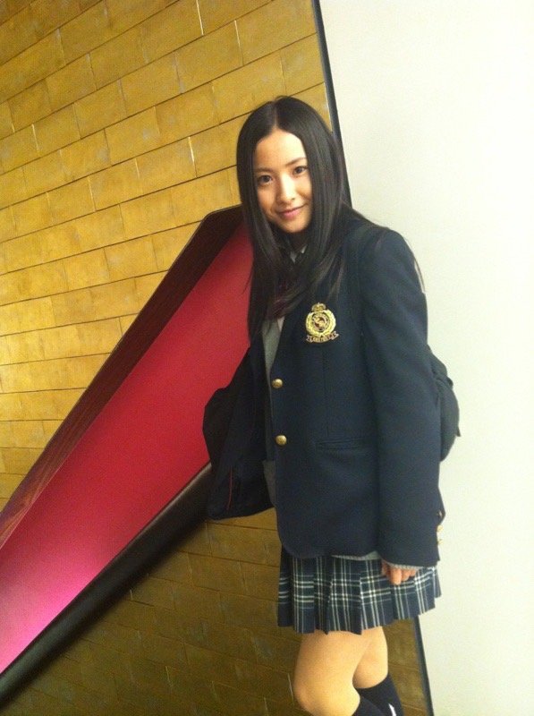 制服姿が新鮮！10代の比嘉梨乃さん