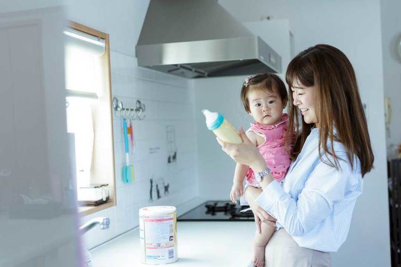 ▲清潔なキッチンで子供のミルク作り